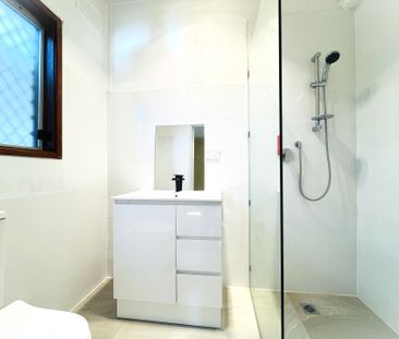 3 Beds Family House On A quiet Street Available Now ! ! ! - Photo 3