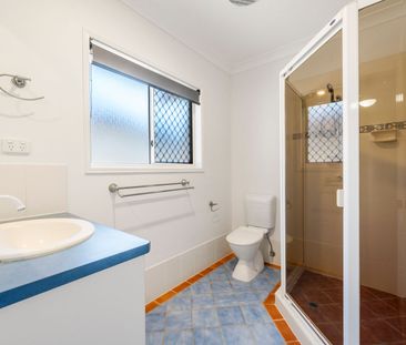 Coastal Comfort Awaits: Your Modern Haven in Woody Point - Photo 4