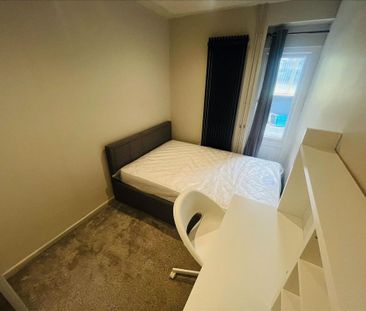 4 bedroom end of terrace house to rent - Photo 5