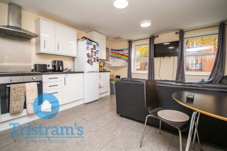 4 bed Apartment for Rent - Photo 2