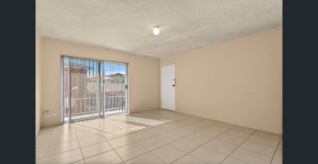 Solid top-floor apartment in a well-maintained block of four. - Photo 1