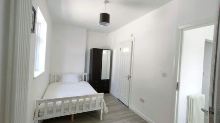 House of multiple occupation to rent - Photo 2