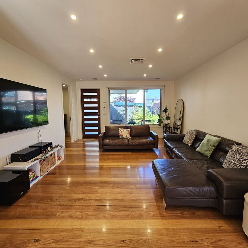 2/34 Loranne Street, Bentleigh VIC 3204 - House For Rent | Domain - Photo 1