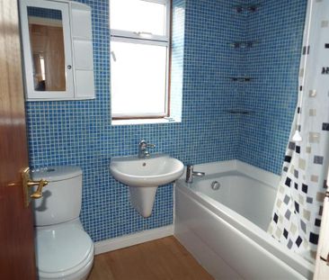 3 bedroom semi-detached house to rent - Photo 6