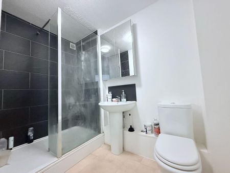 1 bedroom in a house share to rent - Photo 2