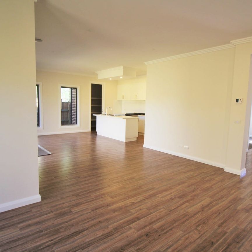 LUXURIOUS FOUR BEDROOM TOWNHOUSE! - Photo 1