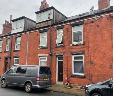 1 Bed Flat, Beeston, LS11 - Photo 2