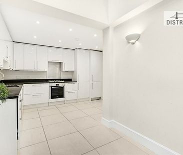 House - Townhouse to rent in Charles II Place, London - Photo 6
