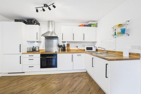 2 bedroom flat to rent - Photo 2