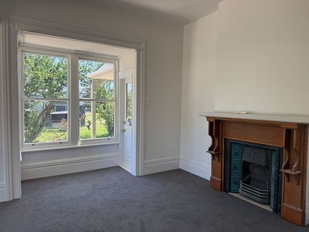 Stunning Newly Refurbished 3-Bedroom Villa - Photo 4