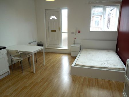 Studio to rent - Photo 2