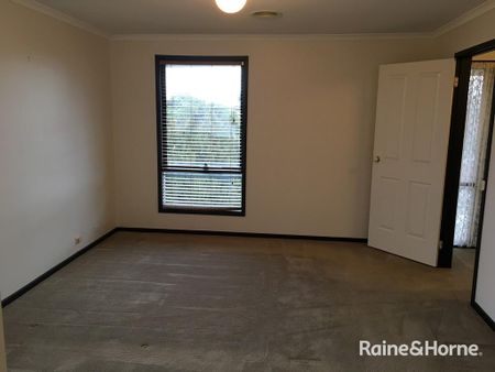 A Classic 4Br 2L Family Home in Hoppers Crossing! - Photo 2