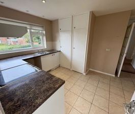 Monthly Rental Of £1,250 exclusive of all services and council tax - Photo 2