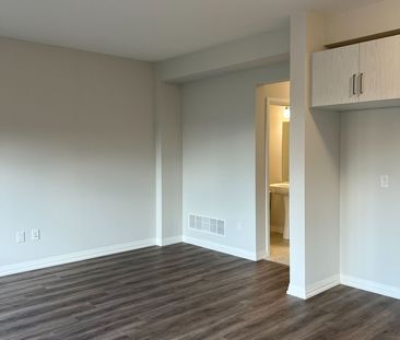 Townhouse For Lease | X8105410 - Photo 4