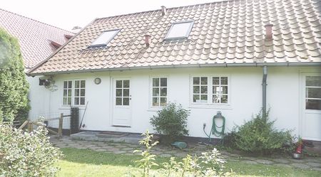 Lejlighed attraktivt beliggende i en længe i stor gård - direkte adgang til dejlig, ældre have og P-plads. Tæt ved smuk natur og gode busforbindelser på kongevejen - kort afstand til Hørsholm centrum og motorvejen. - Foto 5