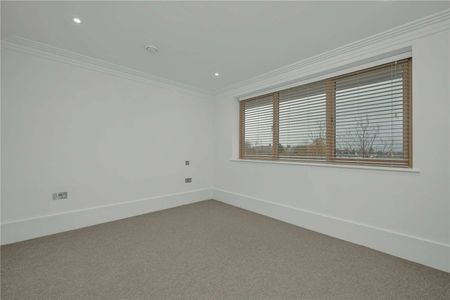 An impressive 5 bedroom detached home with impressive views. - Photo 4