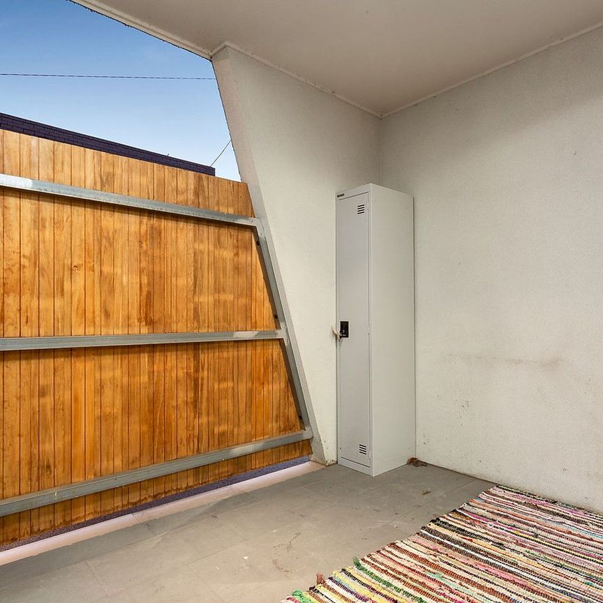 Modern two storey apartment - Photo 1