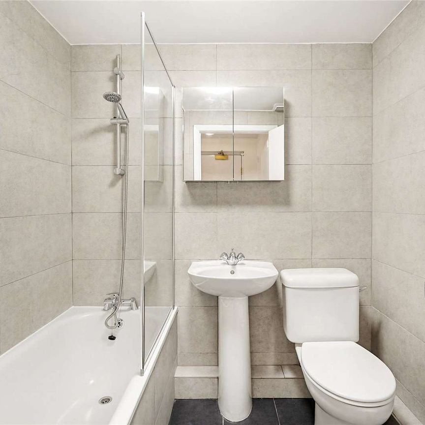 A bright and spacious studio apartment located in Lowndes Square. - Photo 1