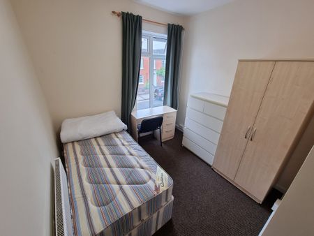 5 Bed Student Accommodation - Photo 2