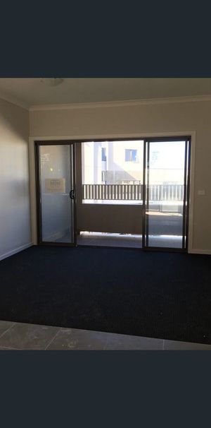 Centrally located modern 3 bedroom Townhouse! - Photo 1