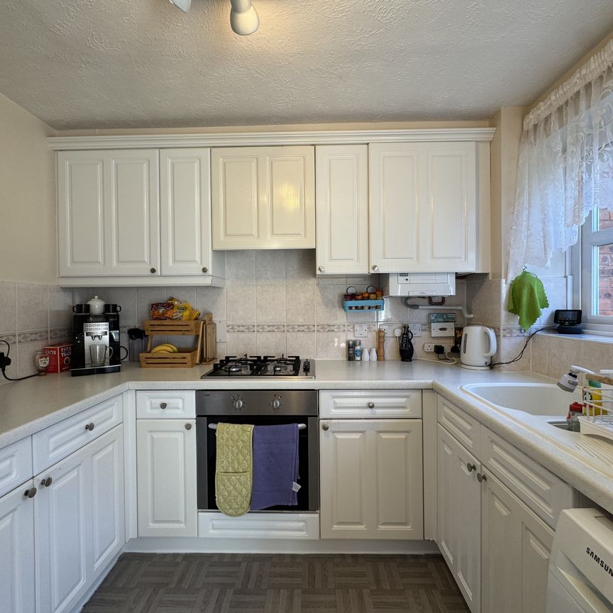 Lyon Close, Crawley, Maidenbower - Photo 1