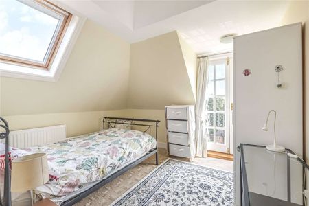 Immaculately presented two bedroom furnished apartment in central Winchester. - Photo 3