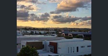 Luxury Resort Living - Stylish Unfurnished 3 Bedroom Apartment with 2 car spots and 1 buggy spot at Hope Island Resort - Photo 4