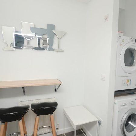 5 bedroom flat to rent - Photo 4