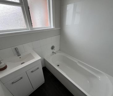 Three bedroom family home - Photo 5