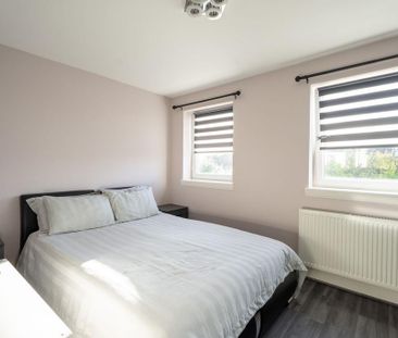 4 bedroom semi-detached house to rent - Photo 3