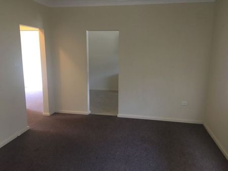 Two bedroom unit with single garage - Photo 4