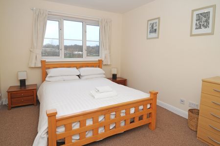 Pullman Court, Central Maidenbower, Crawley - Photo 5