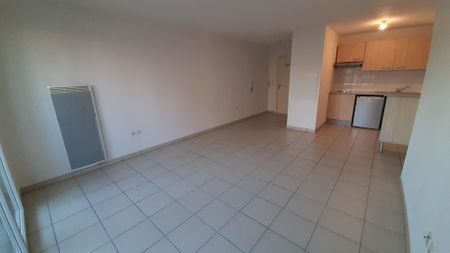 location Appartement T2 DE 42.99m² À ROQUETTES - Photo 2