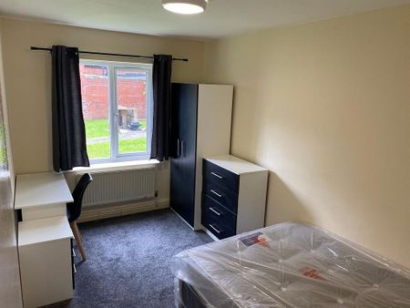 3 bedroom flat to rent - Photo 3