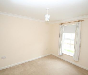 4 bedroom end of terrace house to rent - Photo 4