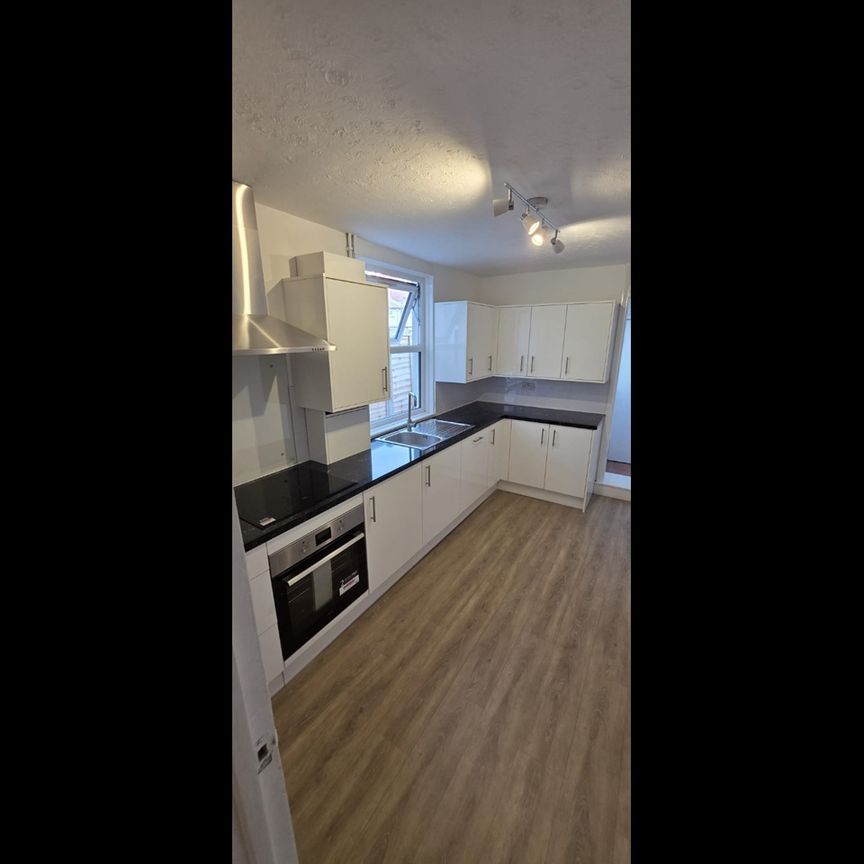 3 Bed Terraced House, Vicarage Road, CR0 - Photo 1
