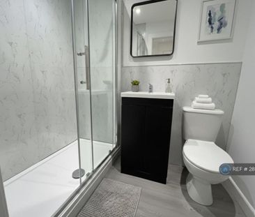 1 bedroom in a house share to rent - Photo 2