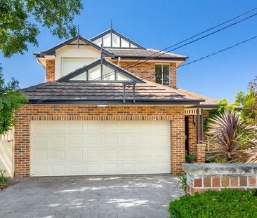 Spectacular Water Views in a Prestigious Location - Photo 1