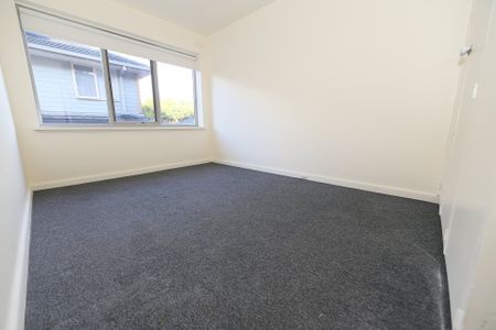 Prime location 2 bedroom apartment - Photo 2