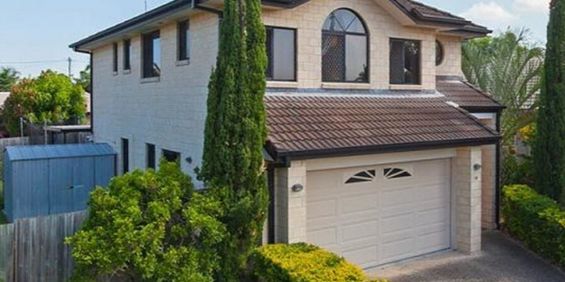LUXURIOUS & BEAUTIFUL 4 BEDROOM HOUSE, MOVE IN AND ENJOY YOUR NEW HOME!! - Photo 3