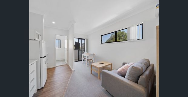 MODERN, FULLY FURNISHED, STUDIO APARTMENT - Photo 1