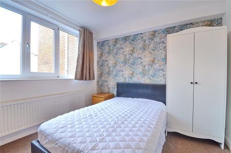 1 bedroom in a house share to rent - Photo 2