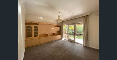 Stylish Family Home in a Prime Caulfield South Location | FLARE REAL ESTATE - Photo 2