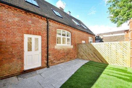 2 bedroom mews to rent - Photo 4