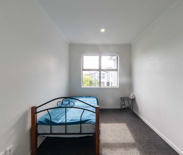 Modern 4-Bedroom Townhouse in a Desirable Hamilton Location - Photo 5