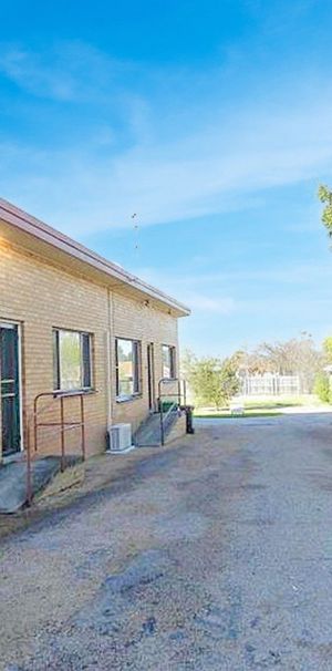 CLOSE TO HOSPITAL - NEAT UNIT - Photo 2