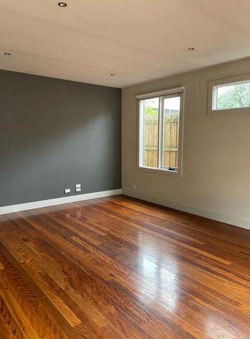 2 Bedroom Townhouse - 3 minute walk to tram stop! - Photo 4