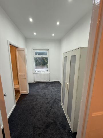 4 Bed Terraced House, Golfe Road, IG1 - Photo 3