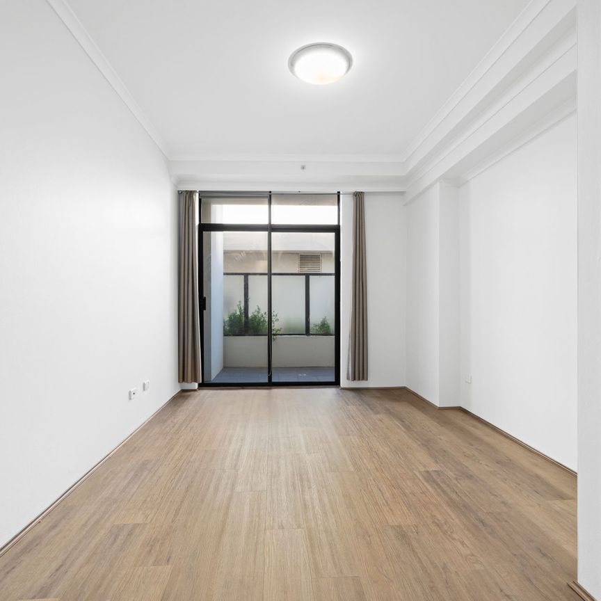 Huge Renovated 2 Double Bedroom Apartment with 2 Terraces and Parking - Photo 1