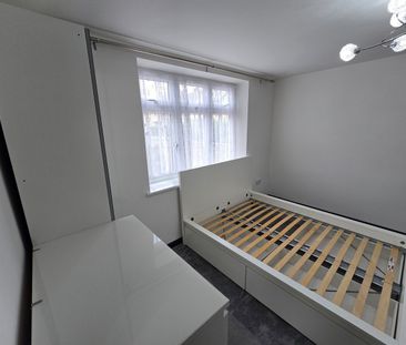2 Bed Flat, Arundel Close, E15 - Photo 6